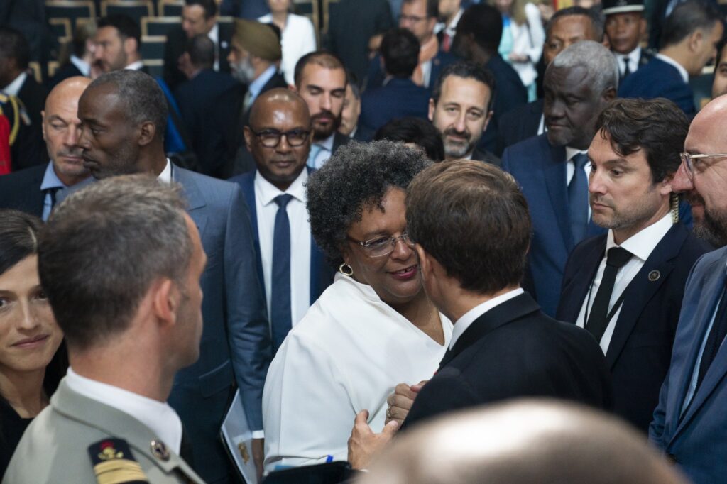 Im Mittelpunkt. Mia Mottley, die Premierministerin von Barbados, war eine gefragte Gesprächspartnerin in Paris. (Foto: Unbekannt / elysee.fr)