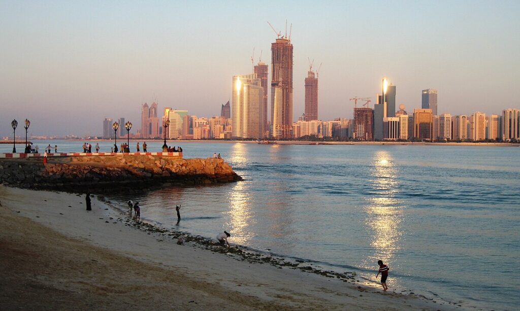 Abu Dhabi. Hier treffen sich die Minister, um die Konferenz im Nachbaremirat Dubai vorzubereiten. (Foto: Slleong / Wikivoyage)