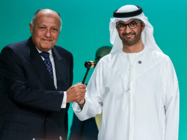 Hammerübergabe. Sultan Al Jaber bekommt von seinem Vorgänger Sameh Shoukry das entscheidende Hämmerchen uns ist damit Präsident von COP28. (Foto: Mike Muzurakis / IISD)