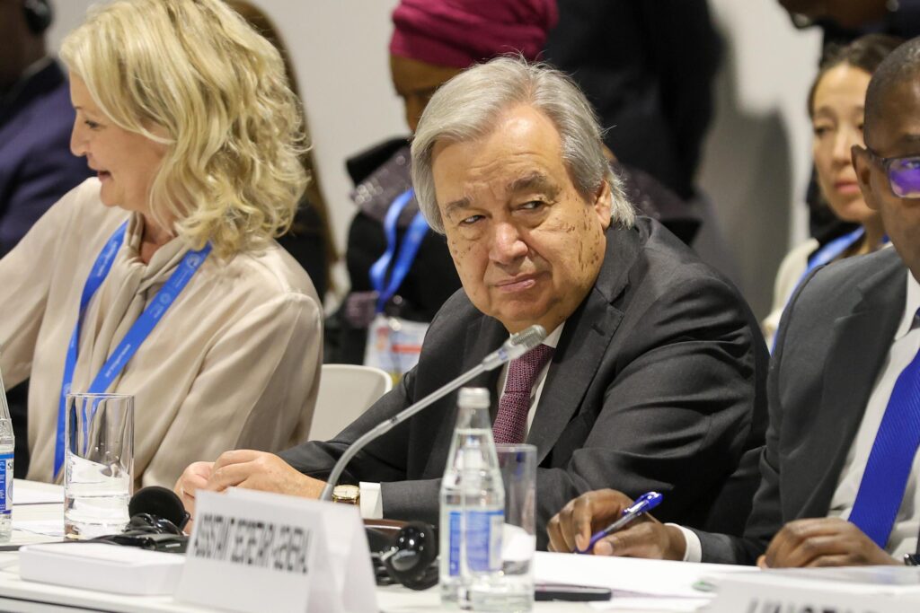 Durchschnitt. Aus Sicht von UN-Chef António Guterres sind 2400 Milliarden knapp 300 Dollar pro Kopf der Weltbevölkerung. (Foto: Mike Muzurakis / IISD)