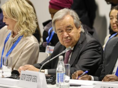 Durchschnitt. Aus Sicht von UN-Chef António Guterres sind 2400 Milliarden knapp 300 Dollar pro Kopf der Weltbevölkerung. (Foto: Mike Muzurakis / IISD)