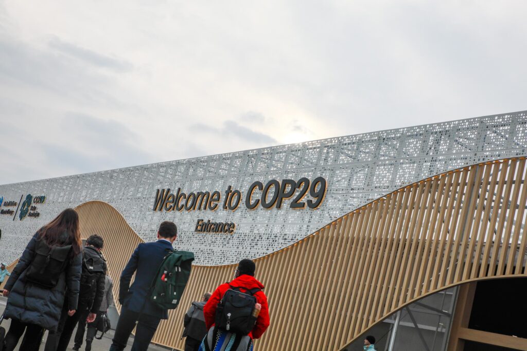 Baku. Die Klimakonferenz findet diesmal in einem Fussballstadium statt. (Foto: Mike Muzurakis / IISD)