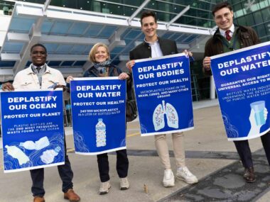 Überall. Plastik kann im menschlichen Körper und an den entlegendsten Orten der Welt nachgewiesen werden. (Foto: Kiara Worth / IISD)