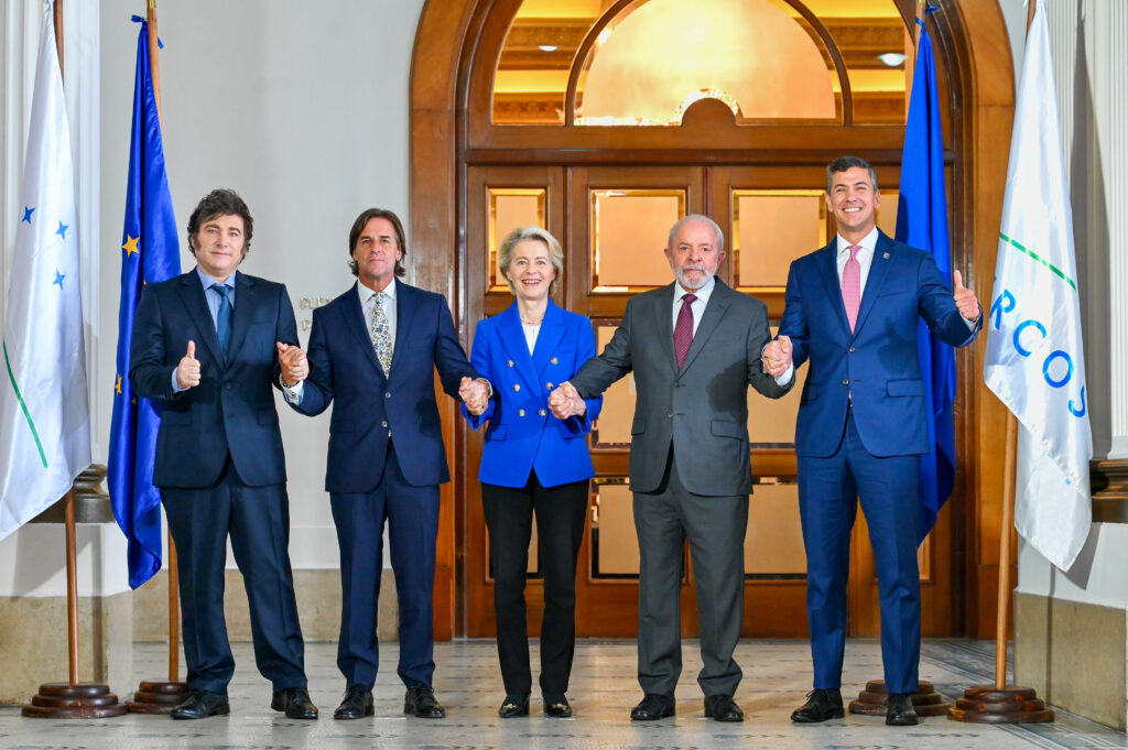 Endlich. Von der Leyen und die Präsidenten von Argentinien, Uruguay, Brasilien und Paraguay posieren für das obligate Familienfoto. (Foto: Dati Bendo / EU)