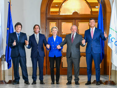 Endlich. Von der Leyen und die Präsidenten von Argentinien, Uruguay, Brasilien und Paraguay posieren für das obligate Familienfoto. (Foto: Dati Bendo / EU)